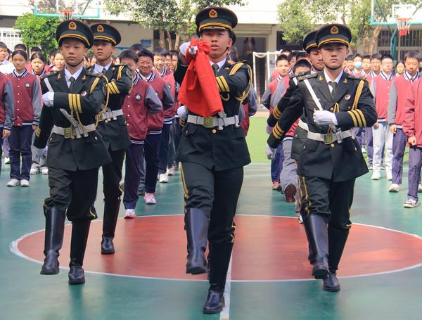 2校国旗班与追光一班学生代表执行升旗仪式