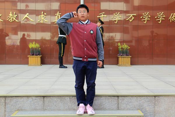 4桑子凯同学带领全体师生宣誓