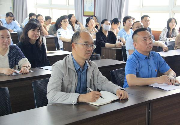 班主任工作艺术报告会 (2)