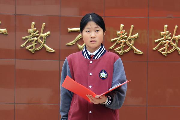 3窦丹妮同学主持升旗仪式