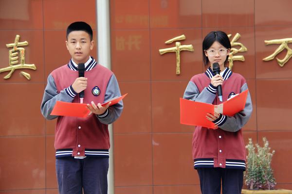 5师玮晴、李翱翔同学进行国旗下演讲