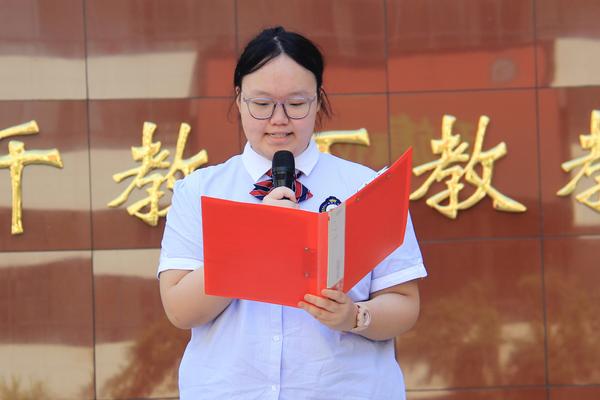 3侯佳利同学主持升旗仪式