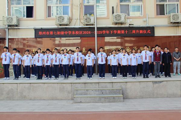 6.2吴元军主任、葛向峰老师、李敏宽老师为体育考试满分的学生颁奖