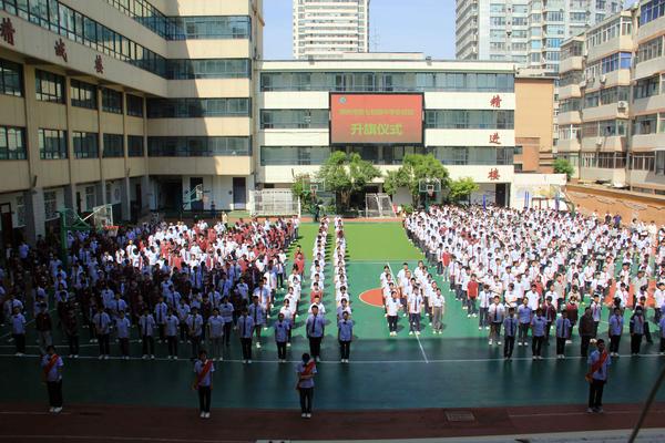 1郑州市第七初级中学东校区举行第十四周升旗仪式