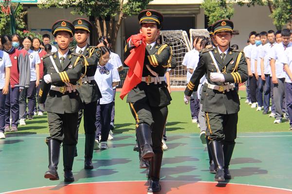 2校国旗班与追梦四班学生代表执行升旗仪式