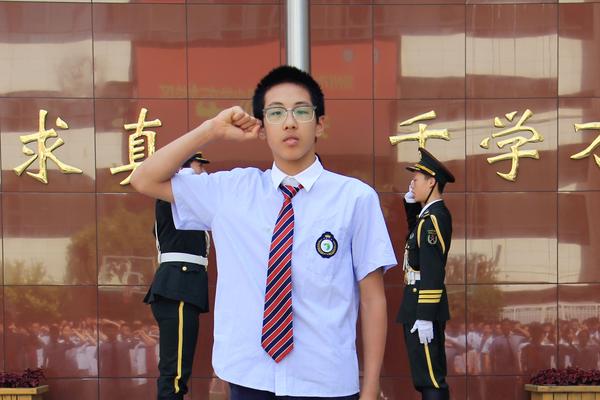 4任宇泽同学带领全体师生宣誓