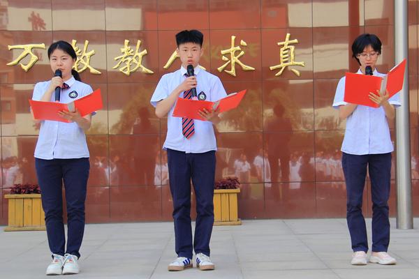 5侯涵栩，王嵘翔，魏王亲同学进行国旗下演讲