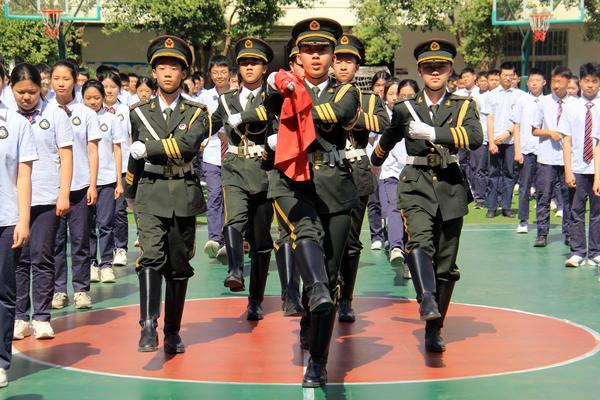 2校国旗班与星火五班学生代表执行升旗仪式