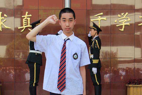 4刘皓天同学带领全体师生宣誓