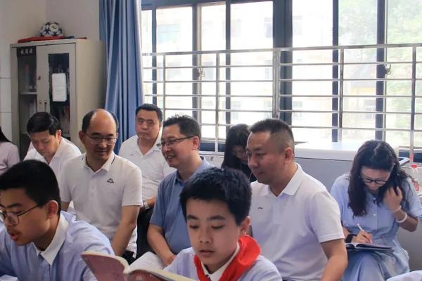 聚焦核心素养，探索课程变革 (1)