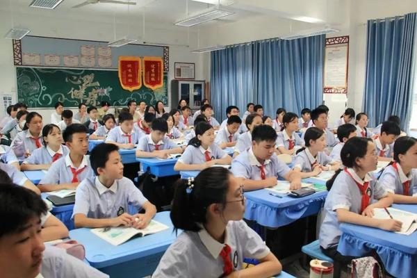 聚焦核心素养，探索课程变革 (2)