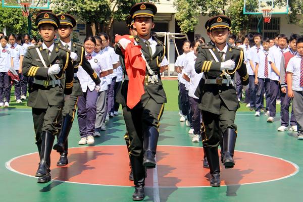 2校国旗班与鸿志六班学生代表执行升旗仪式