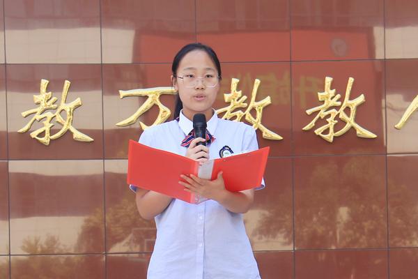 3杨舒涵同学主持升旗仪式