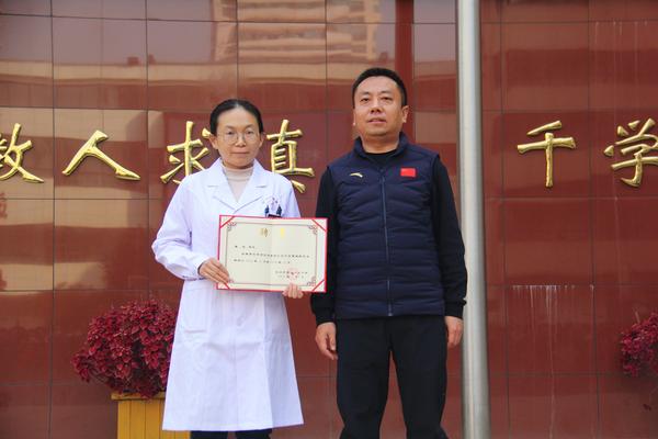 楚书记为健康副校长颁发聘书