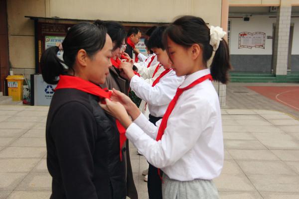 学生代表为中队辅导员佩戴红领巾