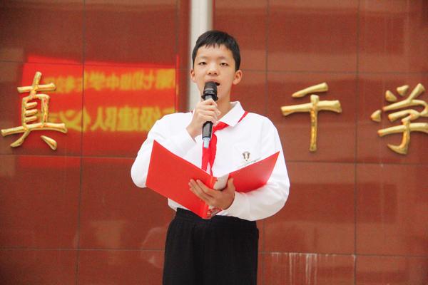 学生代表王一宸演讲