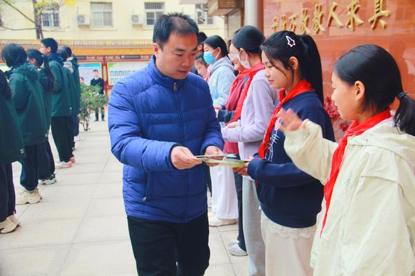 耿永刚给七年级颁奖