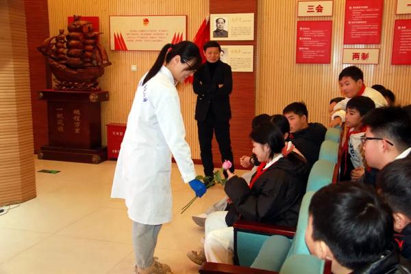 七年级学生踊跃参与液氮实验