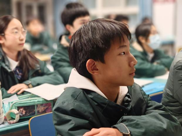 七、八年级学生在教室通过直播形式认真观看化学实验 (2)