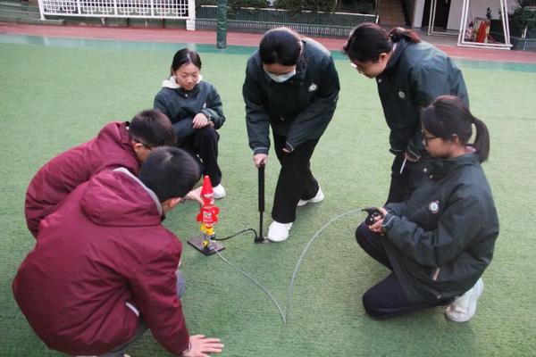 学生自主尝试化学、物理、生物实验2