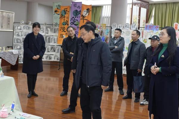 郑州七中教育集团党委书记王保军一行参观七初东校区美术教室