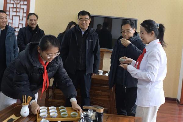郑州七中教育集团党委书记王保军一行参观七初东校区茶艺教室