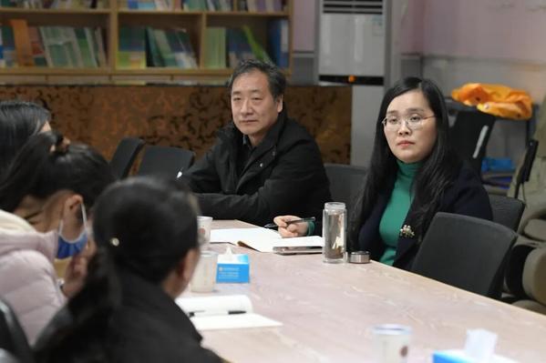 以圆桌论坛的形式展开评课2