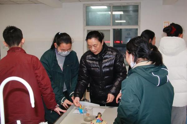 七初东校区党支部副书记宋琪在现场参与学生科学小实验