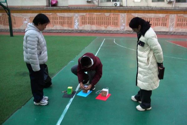 评委们在指导学生现场实验1