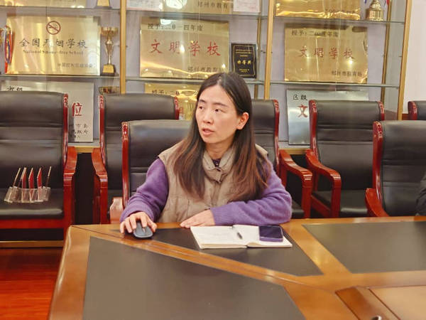 英语组教研组组长贺晶晶老师进行发言