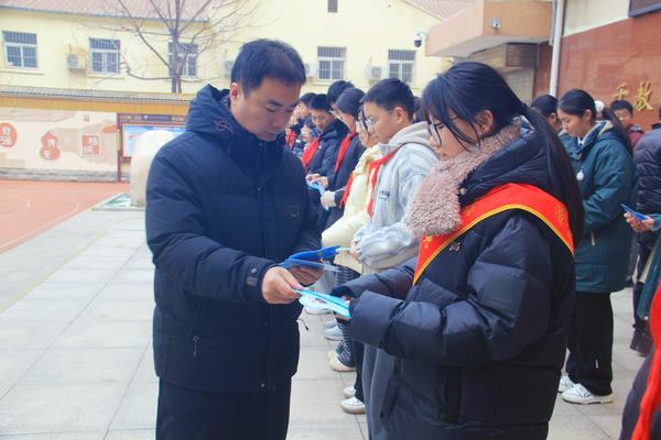 耿永刚主任为七年级校园之星颁奖