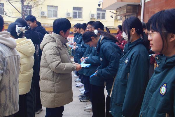 程琳主任为八年级校园之星颁奖