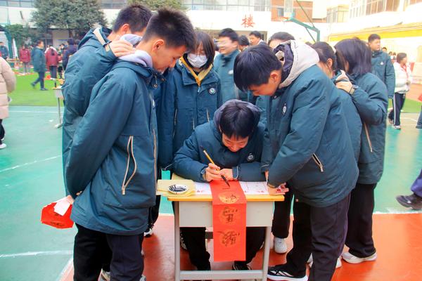 郑州七初东校区开展班级春联书写展示活动