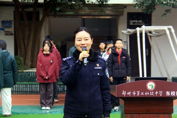 法治副校长、经八路派出所副所长曾夏楠主讲法治安全教育