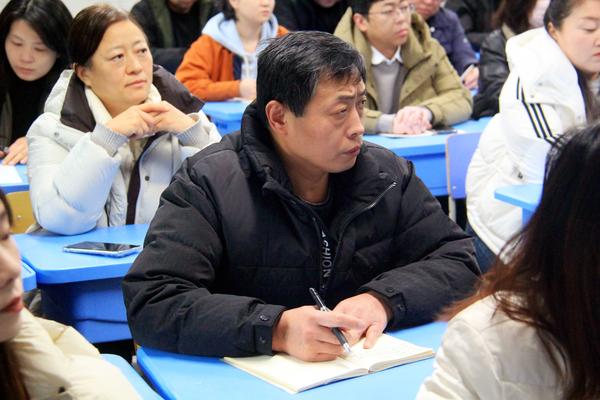 家长认真记录会议内容 (2)