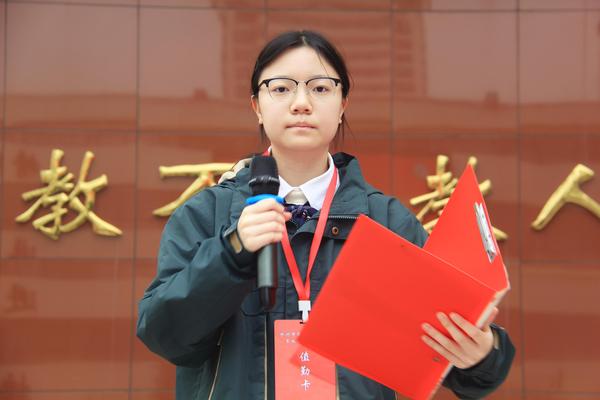 学生会邱昱菡宣读六好班级