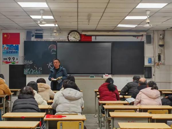 党支部书记楚东升参加九年级的新学期工作会