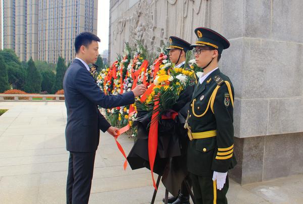 清明扫墓祭英烈 (6)