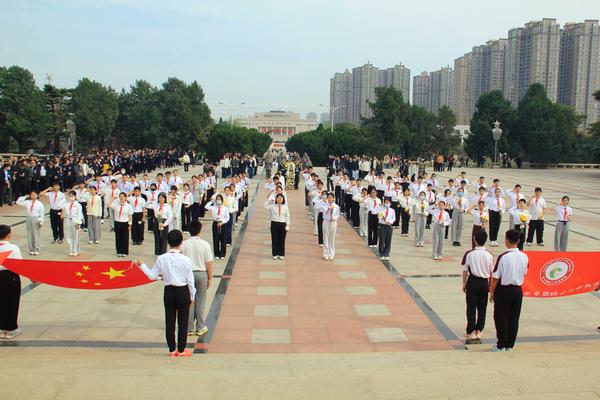 清明扫墓祭英烈 (7)