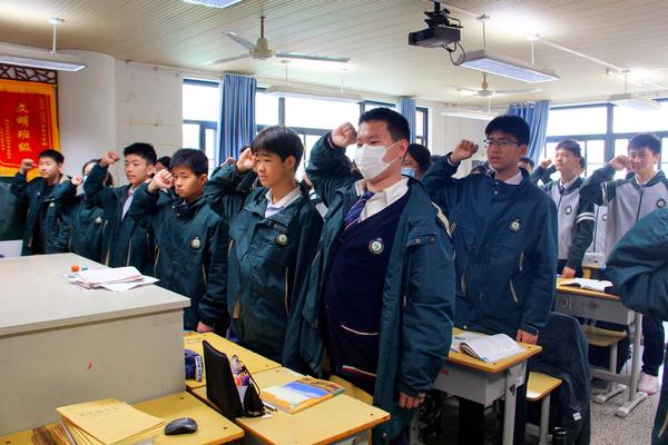 全体同学进行宣誓